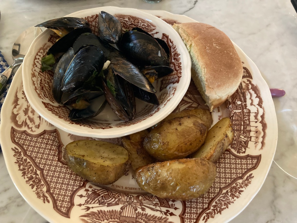Bowl of steamed mussels.